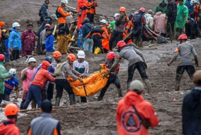 1769356330-69bf5ba029309c1d3b735df76e10c0c0 ইন্দোনেশিয়ায় ভূমিধসে ১০ জনের প্রাণহানি, নিখোঁজ ৮০