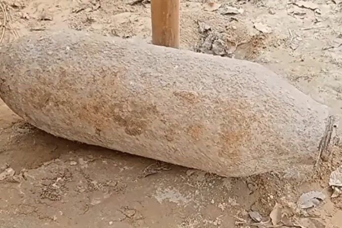 ১০ বছর ধরে পাথর ভেবে 'বোমা'র ওপর ধোয়া হচ্ছিল কাপড়