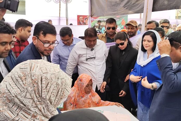 কড়াইলে ফ্রি হার্ট ক্যাম্পে ওষুধ বিতরণ করলেন জুবাইদা রহমান