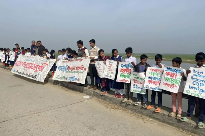 বিশ্ব জলাভূমি দিবসে নেত্রকোনার হাওরে প্রকৃতিবন্ধন