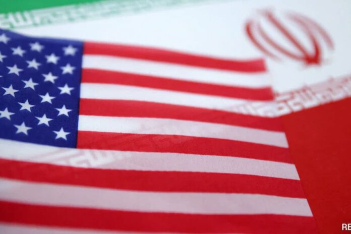 হামলার হুমকির মধ্যেই আলোচনায় বসছে যুক্তরাষ্ট্র ও ইরান