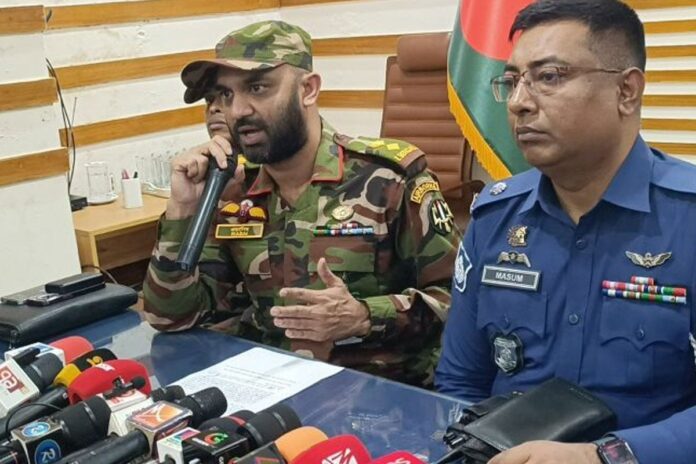 মানিকগঞ্জে যৌথবাহিনীর অভিযানে পাকিস্তানি রিভলবার ও ককটেল উদ্ধার