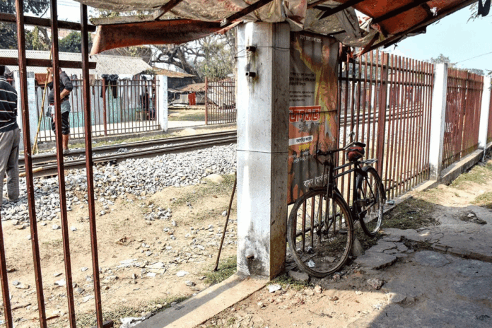 গাইবান্ধায় রেলের বাউন্ডারি কেটেছে দুর্বৃত্তরা, নিরাপত্তাকর্মীদের দায়িত্ব নিয়ে প্রশ্ন