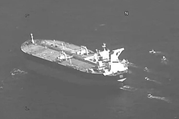 ‘ইঞ্জিন বন্ধ করো, তল্লাশি হবে’—হরমুজ প্রণালিতে মার্কিন জাহাজকে ইরানের বার্তা