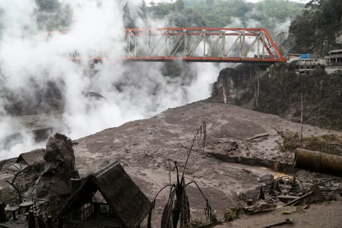 ইন্দোনেশিয়ায় জেগে উঠেছে ভয়ংকর আগ্নেয়গিরি