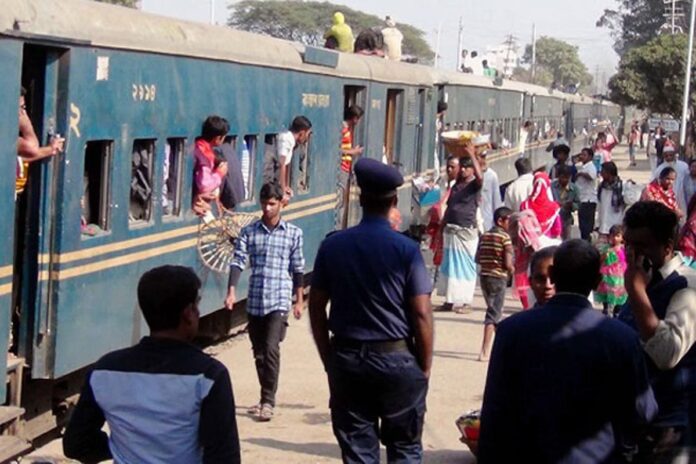 বিনা টিকিটে ট্রেন ভ্রমণ, জরিমানাসহ আদায় সাড়ে ১০ লাখের বেশি টাকা