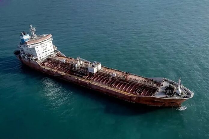 তীব্র উত্তেজনার মধ্যেই দুটি বিদেশি ট্যাঙ্কার জব্দ করল ইরান