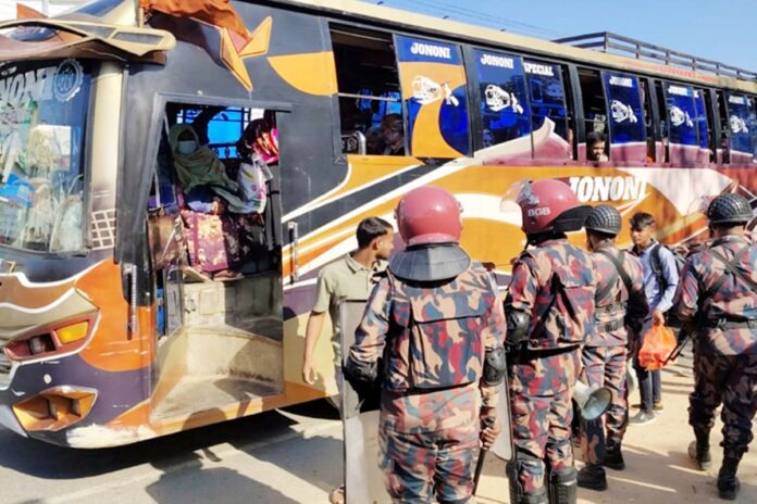 1770302256-fb77bf59a517faed6ee888cba6fb0f00 দিনাজপুর-গোবিন্দগঞ্জ মহাসড়কে বিজিবির তল্লাশি