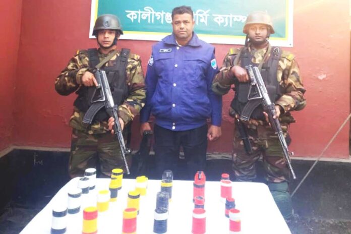 কালীগঞ্জে ব্রিজের নিচ থেকে ককটেল ও দেশীয় অস্ত্র উদ্ধার