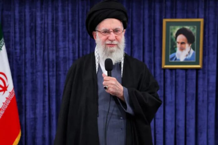 মার্কিন যুদ্ধজাহাজ ডুবিয়ে দেওয়ার হুমকি দিলেন খামেনি