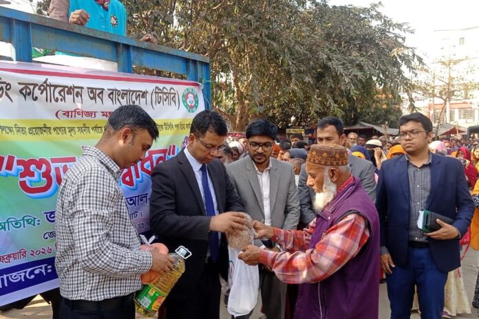 জয়পুরহাটে রমজান মাস উপলক্ষ্যে টিসিবির পণ্য বিক্রি শুরু
