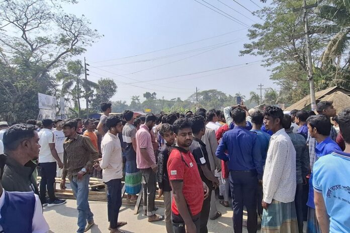 নোয়াখালীতে তেলবাহী লরি চাপায় ব্যবসায়ীর মৃত্যু, আহত দুই ছেলে