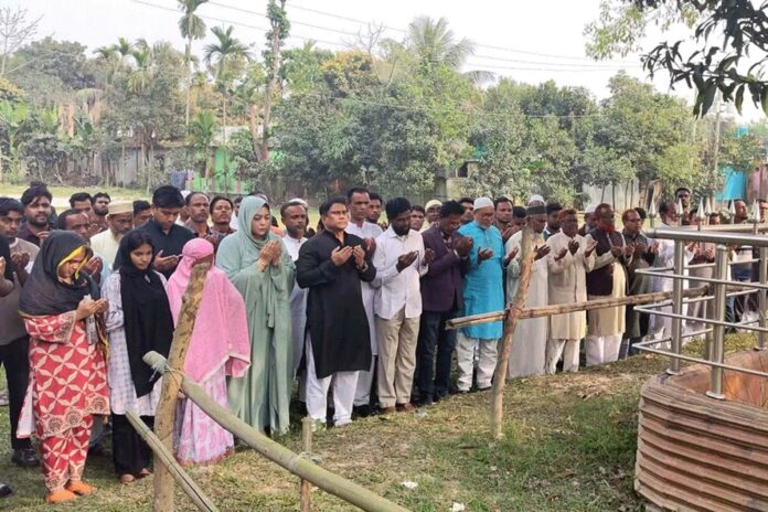 1771606431-f1f7622b4a6d104e0e86cad4dcd95d8d বাবা-মায়ের কবর জিয়ারত করলেন প্রধানমন্ত্রীর উপদেষ্টা ব্রি. জেনারেল (অব.) শামছুল ইসলাম