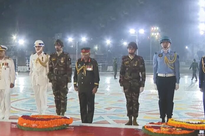 1771622451-48031eef4d347cd4d2997520cc27ae9f একুশের প্রথম প্রহরে তিনবাহিনীর প্রধানদের শ্রদ্ধা নিবেদন