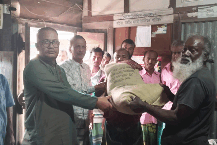 মুন্সীগঞ্জে ২০০ জেলে পরিবার পেল ভিজিএফ চাল