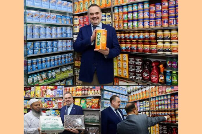 রমজানে ঢাকার বাজারে আমেরিকান পণ্য দেখে মার্কিন দূতের উচ্ছ্বাস