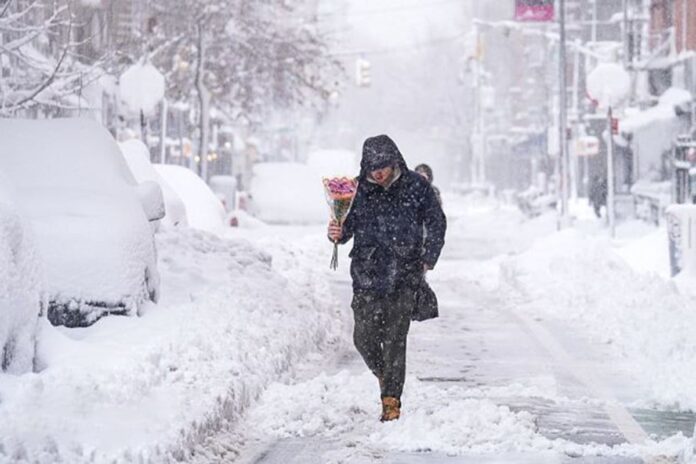 1771914437-9b1aeb0b7deaed6673c839edb95f8fd4 রেকর্ড তুষারপাতে বিপর্যস্ত যুক্তরাষ্ট্র, হাজার হাজার ফ্লাইট বাতিল