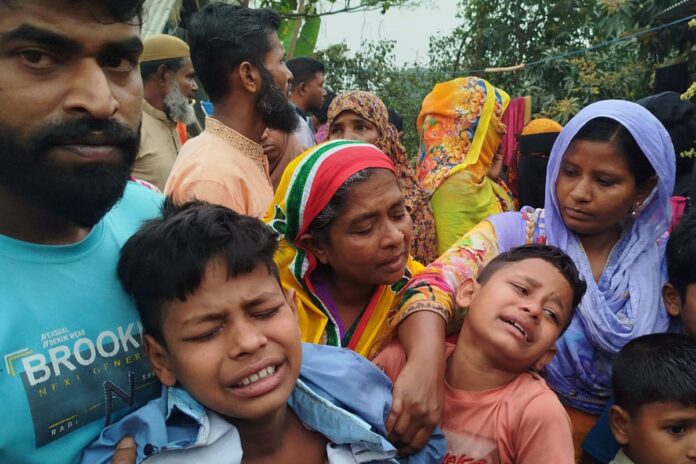 1771940275-e59f60dfa34cee5f6841b4b280b8d624 নড়াইলে হত্যাকাণ্ডের শিকার বাবা-ছেলেসহ চারজনের দাফন সম্পন্ন, পুরুষশূন্য গ্রাম