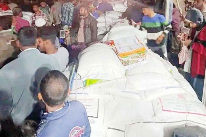 1772013736-6bc5f19f252253e832140393b8f9e385 চিরিরবন্দরে পাচারের সময় ৮৩ বস্তা সার আটক, দুই ব্যবসায়ীকে জরিমানা