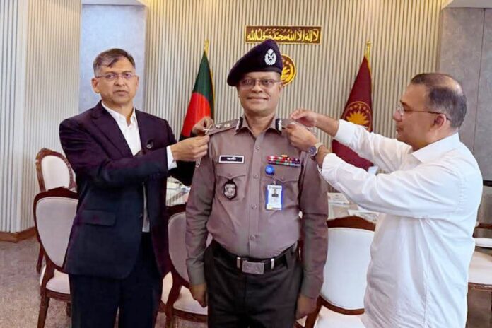 1772014202-735b6f3f6d4d9880721457778911fba3 নতুন আইজিপিকে র্যাংক ব্যাজ পরিয়ে দিলেন প্রধানমন্ত্রী