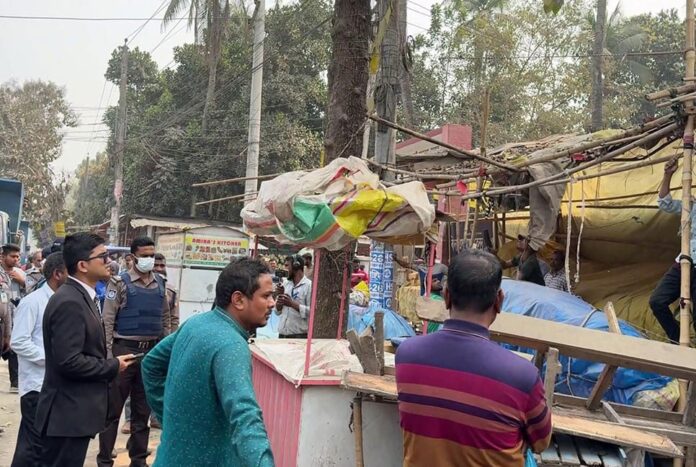 রংপুরে অবৈধ ব্যানার অপসারণে অভিযান