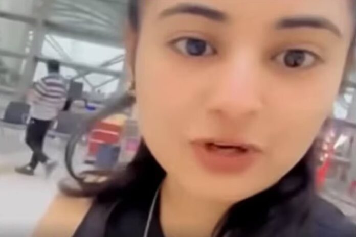 1772033502-0d40bb7ae83f974d558d659c20876c94 বিমানবন্দরে এসে জানলেন ছুটি বাতিল, প্রতিবাদ করে ভাইরাল ভারতীয় তরুণী