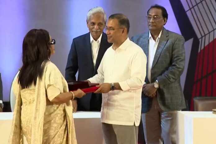 একুশে পদক প্রদান করলেন প্রধানমন্ত্রী তারেক রহমান