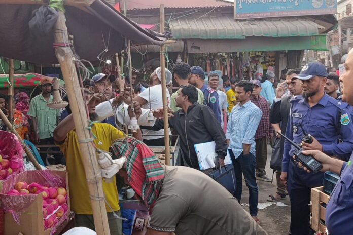 জয়পুরহাটে ফুটপাত দখলমুক্ত করতে প্রশাসনের অভিযান, জরিমানা