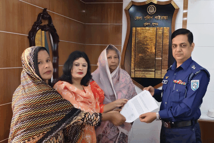 স্কুল ছাত্রীর হত্যার বিচারের দাবিতে মহিলা পরিষদের স্মারকলিপি