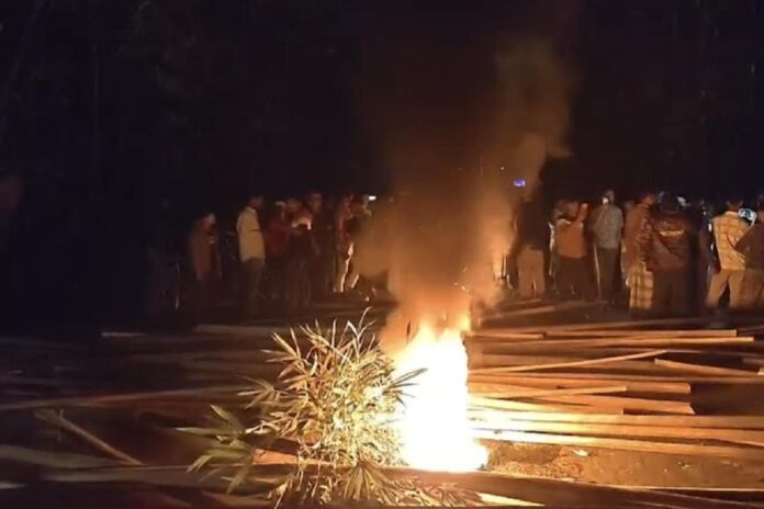 রিকশা চোর আটক: পুলিশ ও এলাকাবাসীর সংঘর্ষ, আহত ২০