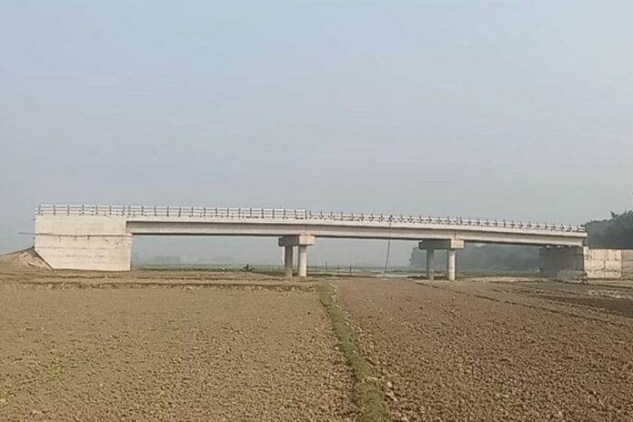 1772186212-7a5d8071a942c69f6f0e73dcfea19ecf সংযোগ সড়কের অভাবে কাজে আসছে না ৭ কোটি টাকার সেতু
