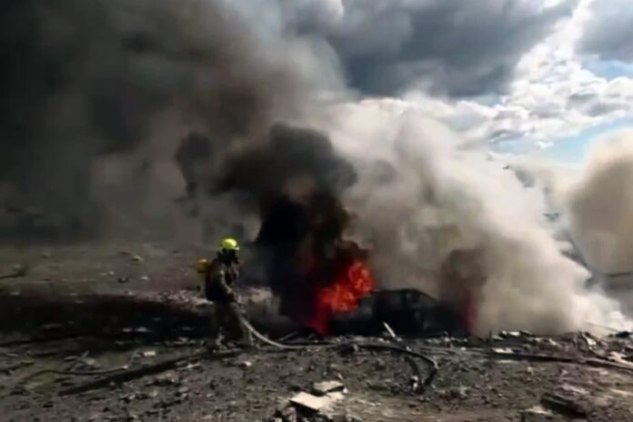 ইসরায়েলের প্রতিরক্ষা ভেদ করে ইরানের শক্তিশালী ক্ষেপণাস্ত্র হামলা, নিহত ৮