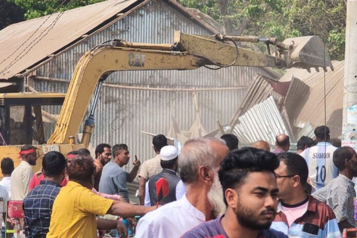 জমি দখল করে গড়ে ওঠা আওয়ামী লীগের কার্যালয় উচ্ছেদ