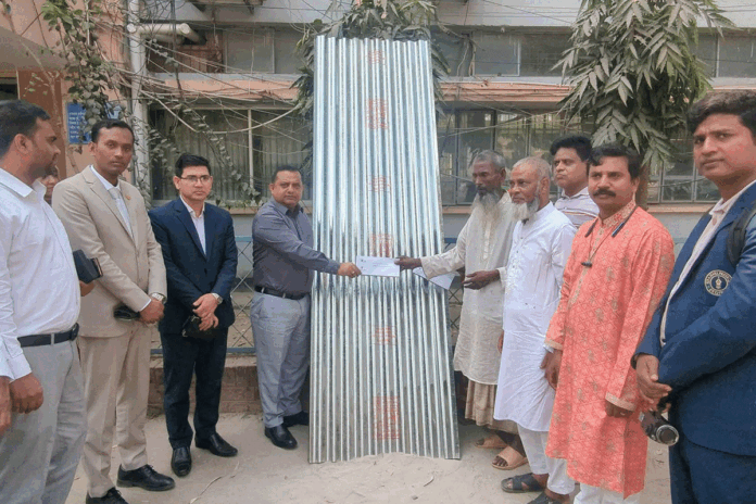 সিরাজগঞ্জে অসহায় পরিবারের পাশে ডিসি