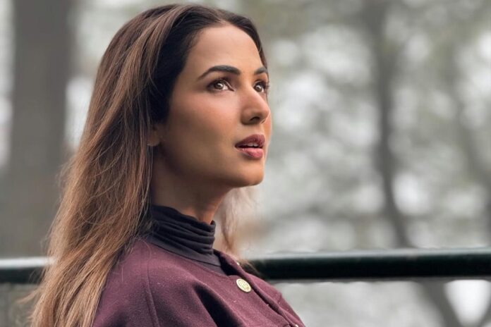 দুবাইয়ে আটকে পড়েছেন সোনাল চৌহান, বাঁচার আকুতি