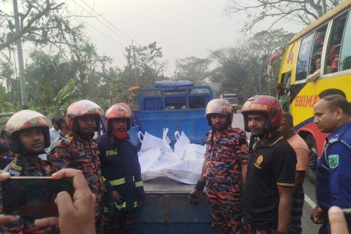 1772463424-acc7fe004929e8507ef95d8148c54b0d বরিশাল-ঢাকা মহাসড়কে মিনি ট্রাক-থ্রি হুইলার সংঘর্ষ: নারীসহ নিহত ২