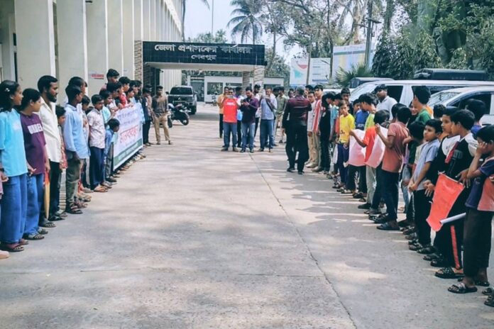 শেরপুরে সাঁতারের জন্য পুকুরের দাবিতে শিশুদের মানববন্ধন