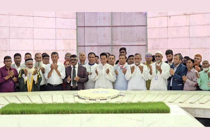 জিয়াউর রহমান ও খালেদা জিয়ার কবরে হুইপদের শ্রদ্ধা