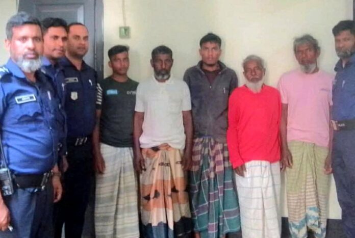 নওগাঁয় জমি নিয়ে বিরোধে কুপিয়ে হত্যায় গ্রেফতার ৪