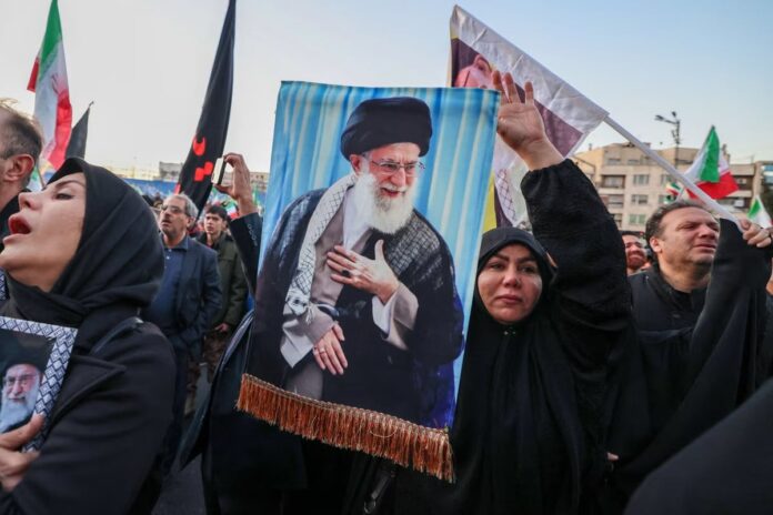 কেন পেছানো হয়েছে খামেনির বিদায় অনুষ্ঠান, যা বলছেন বিশেষজ্ঞরা