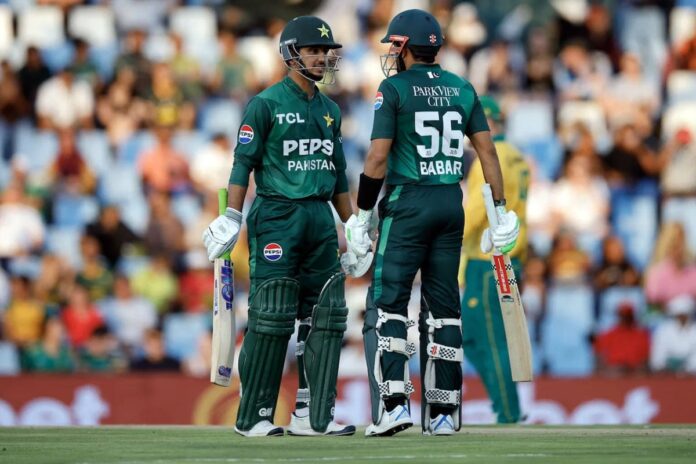 বাবর-সাইমকে বাদ দেওয়ায় প্রশ্ন তুললেন আমির