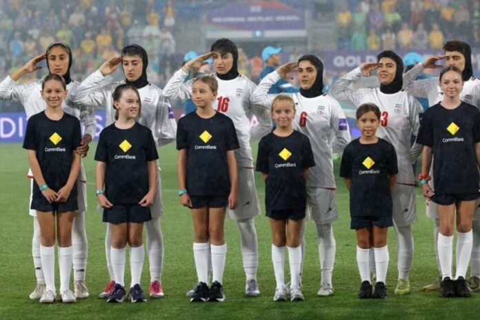 বৃষ্টির মধ্যেই জাতীয় সংগীত গেয়ে সালাম জানাল ইরানের নারী ফুটবলাররা