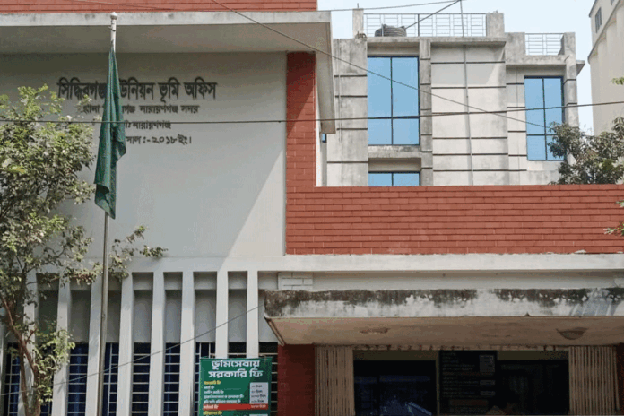 সেই ভূমি কর্মকর্তাদের আড়াইহাজারে বদলির একদিন পরই গোপালগঞ্জে বদলি