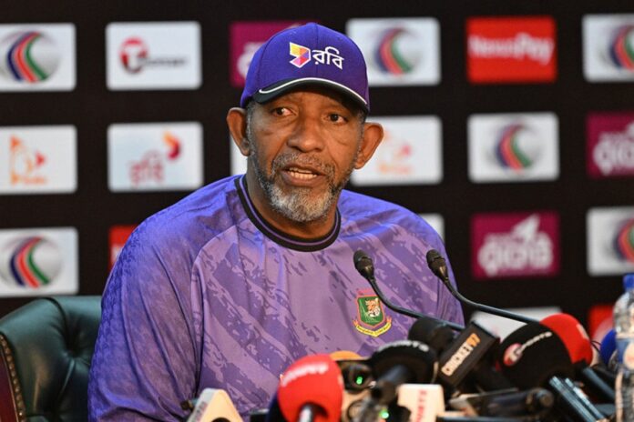 পাকিস্তান সিরিজে প্রতিদ্বন্দ্বিতাপূর্ণ লড়াইয়ের প্রত্যাশা সিমন্সের