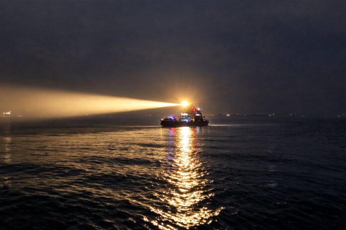 ঝড়ো হাওয়ায় পাটুরিয়া-দৌলতদিয়া নৌরুটে ফেরি চলাচল বন্ধ