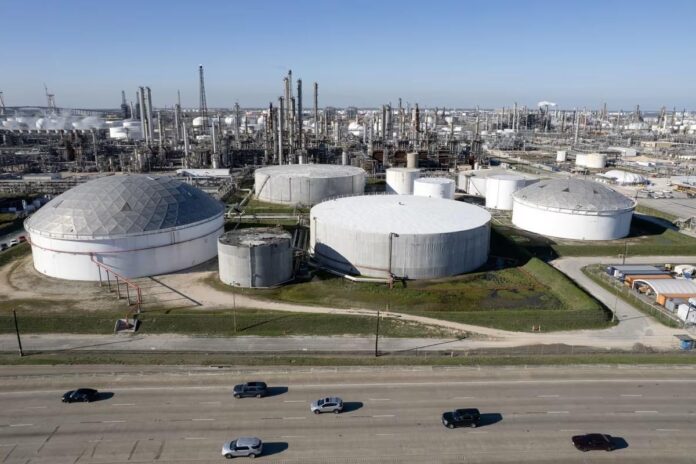 হরমুজ প্রণালিতে ইরানের ‘অবরোধ’: বিশ্ববাজারে জ্বালানি তেলের লাগামহীন ঊর্ধ্বগতি