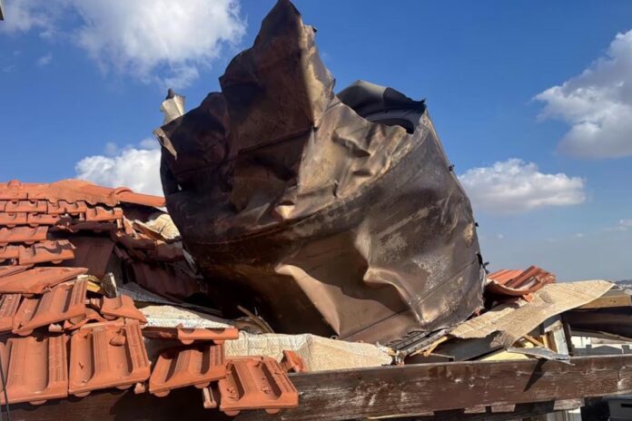 পূর্ব জেরুজালেমের আবাসিক ভবনে আছড়ে পড়ল বিশাল ধ্বংসাবশেষ