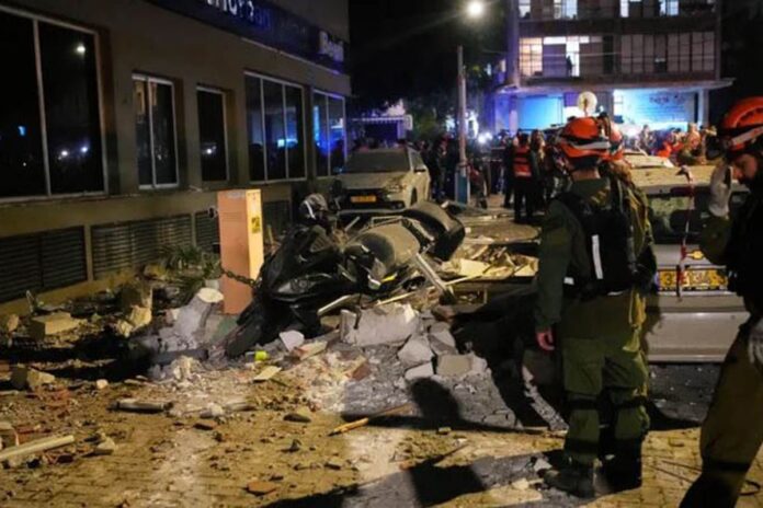 ইরানি ক্ষেপণাস্ত্র হামলায় কেঁপে উঠল ইসরায়েল