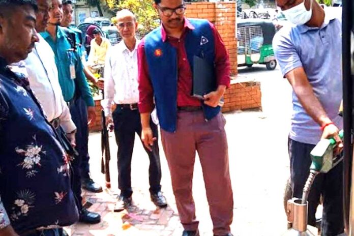 ওজনে কম দেওয়ায় চট্টগ্রামে দুই ফিলিং স্টেশনকে জরিমানা