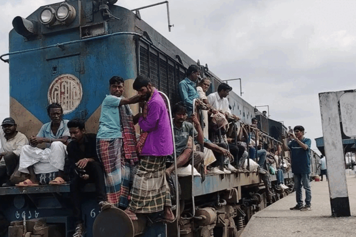 ভাঙ্গায় ট্রেনে উপচে পড়া ভিড়
